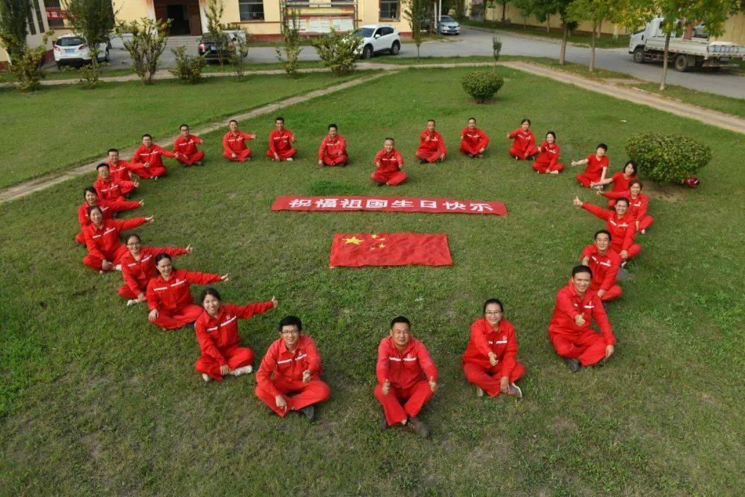 刘涛客串北京台春晚主持人,卷发红唇字正腔圆,透露节目有科目三被嘲